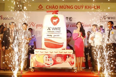 Ngọc Trinh đẹp quyến rũ bên cạnh bánh kem khổng lồ NuWhite