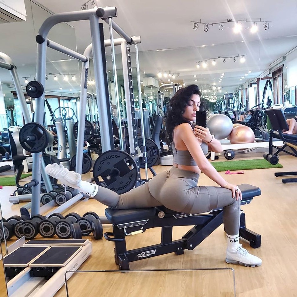 Bạn gái C.Ronaldo khoe ba vòng bốc lửa khi tập gym - 3 Bạn gái C.Ronaldo khoe ba vòng bốc lửa khi tập gym - 3