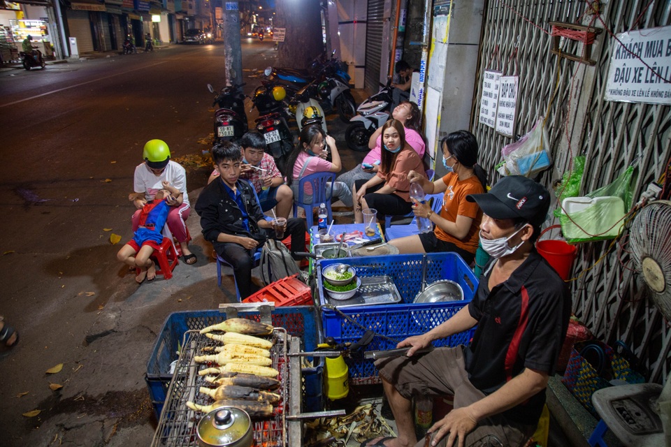 Tranh thủ bán bắp buổi tối, vợ chồng trẻ kiếm thêm 20 triệu đồng/tháng - 12 Tranh thủ bán bắp buổi tối, vợ chồng trẻ kiếm thêm 20 triệu đồng/tháng - 12