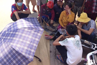 Đi chợ cùng mẹ, bé trai 4 tuổi bị xe tải cán chết