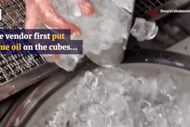 Đá lạnh nướng sốt cay trở thành món ăn đường phố "hot" nhất Trung Quốc