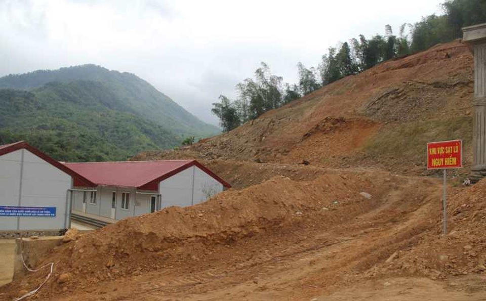 Khẩn trương khắc phục nguy cơ quả đồi sắp đổ xuống trường học, công sở - 5 Khẩn trương khắc phục nguy cơ quả đồi sắp đổ xuống trường học, công sở - 5