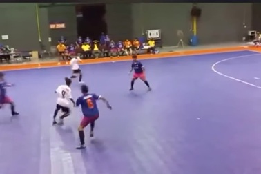 Cầu thủ trình diễn kỹ thuật trên sân bóng và cái kết đầy hài hước