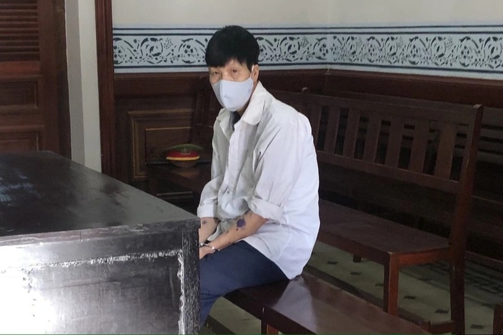 Bà bán thuốc lá vô tình nghe được âm mưu đầu độc anh trai của gã say rượu - 1 Bà bán thuốc lá vô tình nghe được âm mưu đầu độc anh trai của gã say rượu - 1