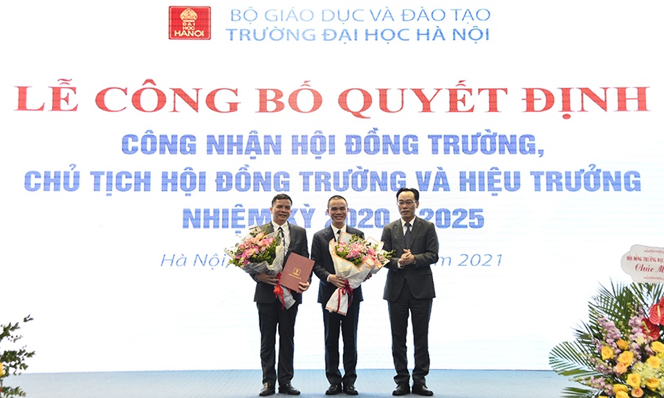 Trường ĐH Hà Nội công bố quyết định Chủ tịch Hội đồng trường và Hiệu trưởng - 1 Trường ĐH Hà Nội công bố quyết định Chủ tịch Hội đồng trường và Hiệu trưởng - 1