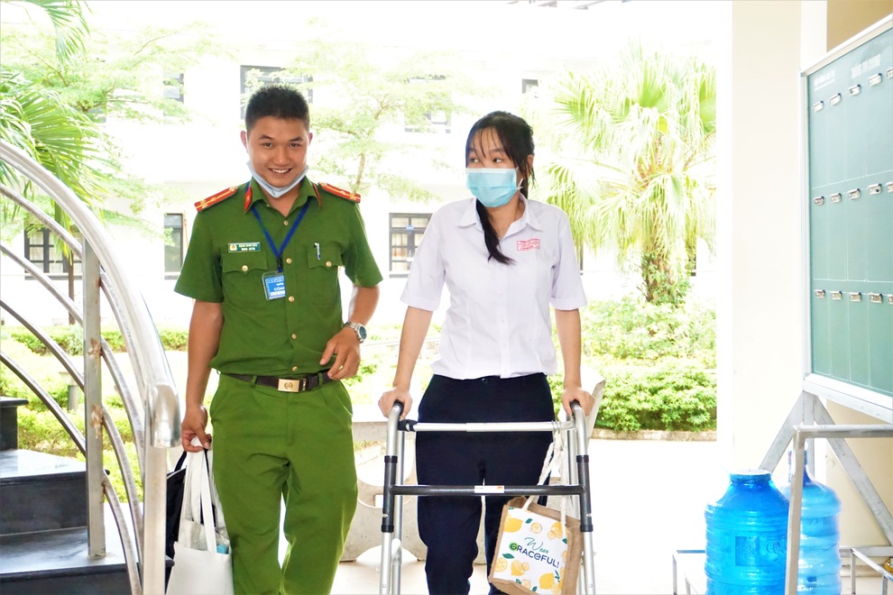 Quảng Nam: Xúc động hình ảnh chiến sĩ công an cõng thí sinh vào phòng thi - 1 Quảng Nam: Xúc động hình ảnh chiến sĩ công an cõng thí sinh vào phòng thi - 1