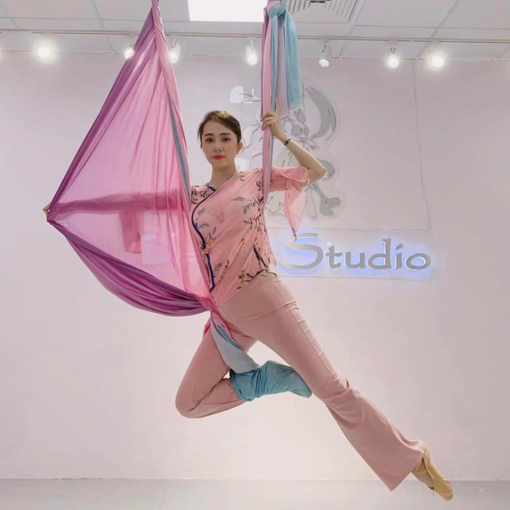 Quỳnh Nga khoe đường cong gợi cảm, vòng eo con kiến khi tập yoga bay - 5 Quỳnh Nga khoe đường cong gợi cảm, vòng eo con kiến khi tập yoga bay - 5