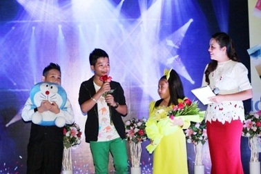 Quán quân Giọng hát Việt nhí giao lưu cuồng nhiệt với khán giả 