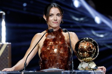 Nữ cầu thủ xinh đẹp tạo nên điều không tưởng khi giành Quả bóng vàng