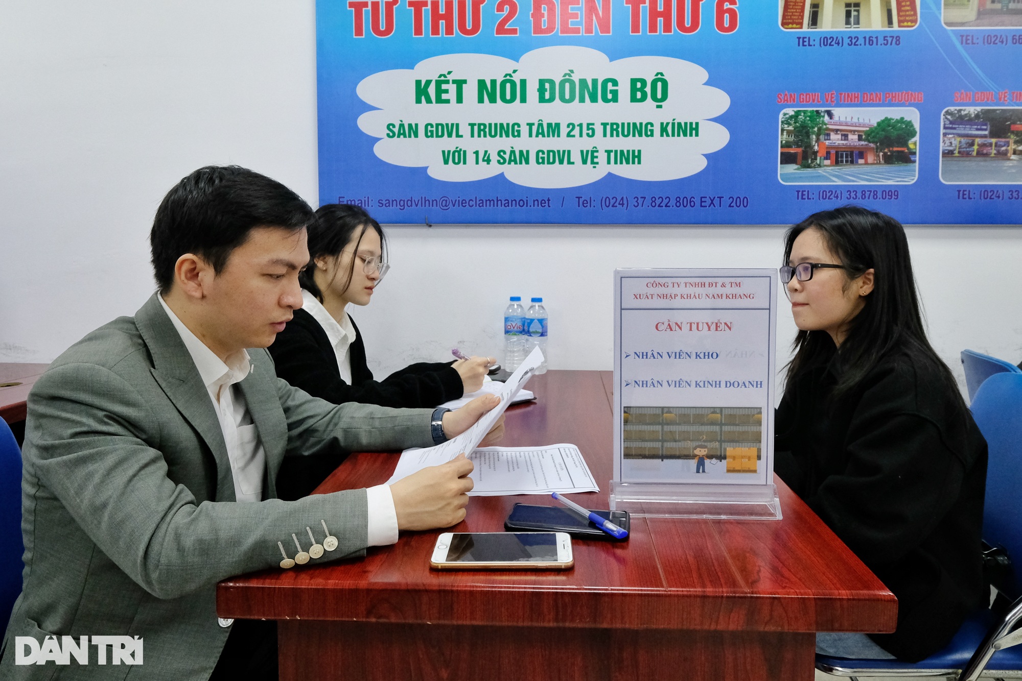 Một bộ phận 80 người bị sa thải, nữ nhân viên chết lặng trong phòng họp - 1 Một bộ phận 80 người bị sa thải, nữ nhân viên chết lặng trong phòng họp - 1