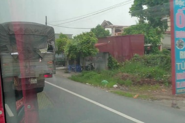 Xe quá tải bỏ chạy bất chấp thanh tra giao thông đang đu bám