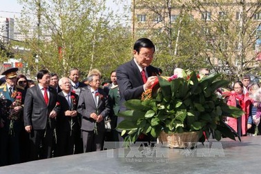 Chủ tịch nước Trương Tấn Sang đặt hoa bên Tượng đài Bác tại Nga