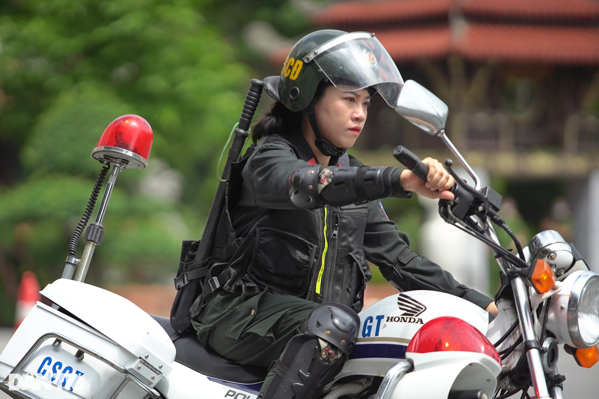 Nữ sinh HV Cảnh sát đánh võ, CSCĐ diễn tập đu dây bắn súng bảo vệ SEA Games - 9 Nữ sinh HV Cảnh sát đánh võ, CSCĐ diễn tập đu dây bắn súng bảo vệ SEA Games - 9