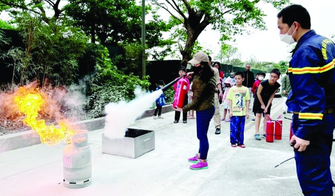 Cha mẹ chủ động cho con tham gia diễn tập phòng cháy chữa cháy.