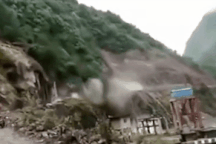 Lở đất cuốn sập đập nước Trung Quốc, người dân chạy thoát thân