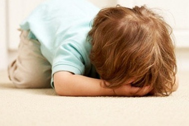 Thói ăn vạ khiến cha mẹ bực mình nhưng lại là bình thường ở trẻ nhỏ