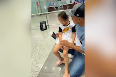 Bố đơn thân ra nước ngoài làm việc, con gái khóc nấc ôm chân