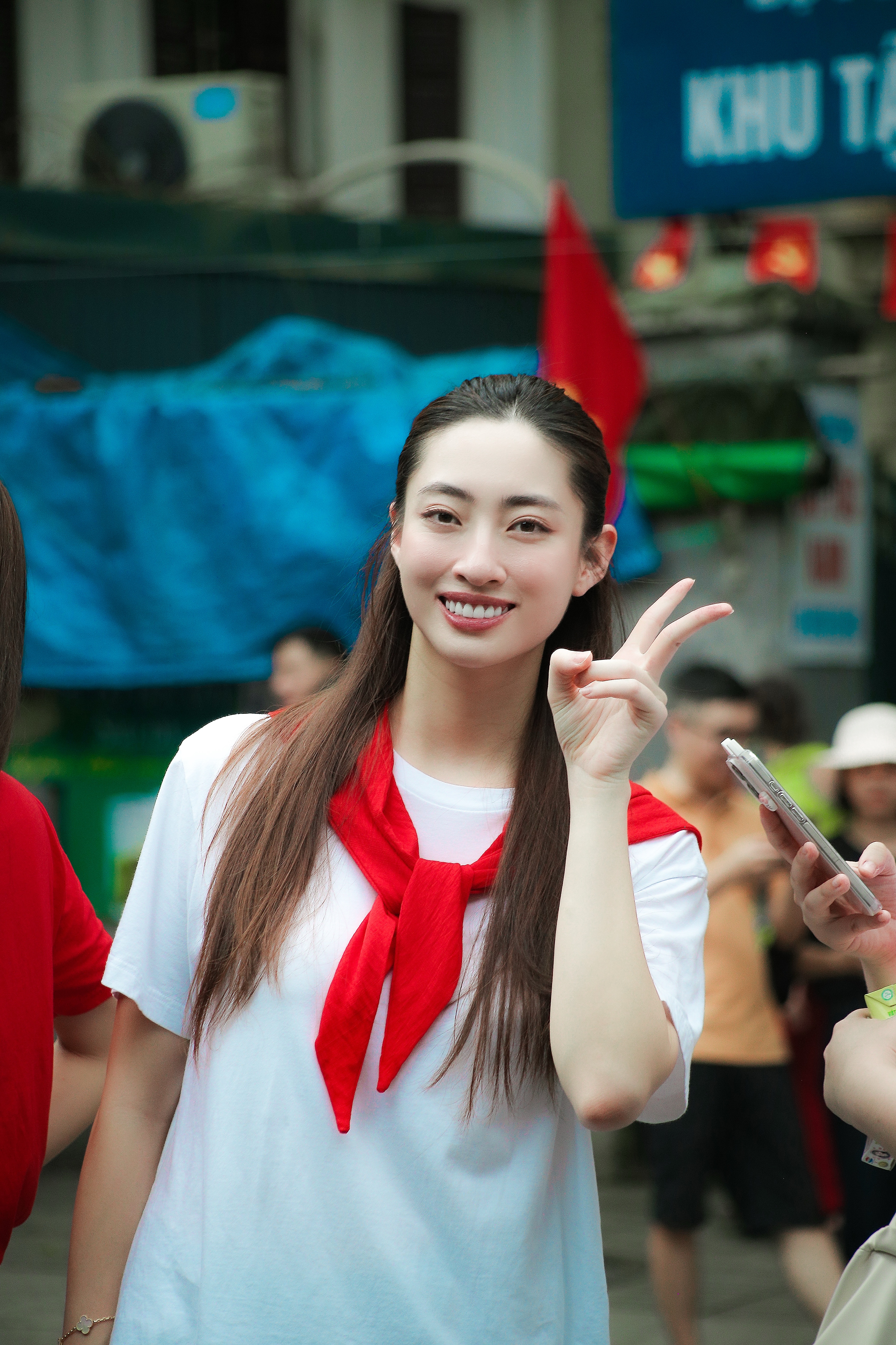 Sốt video Hoa hậu và diễn viên Mưa đỏ trả lời vì sao đất nước mình đẹp - 3
