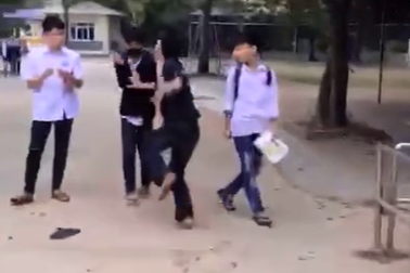 Nam sinh lớp 10 bị bạn đánh gục ở sân trường