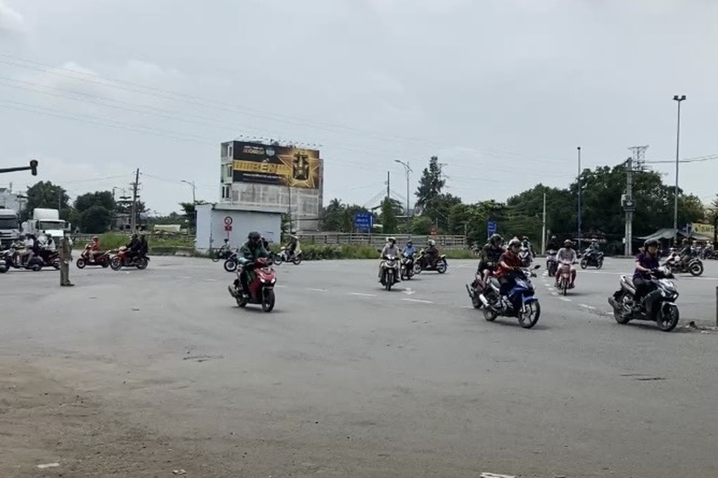 Cán bộ CSGT bị tấn công trong lúc kiểm tra nồng độ cồn ở TPHCM - 1 Cán bộ CSGT bị tấn công trong lúc kiểm tra nồng độ cồn ở TPHCM - 1