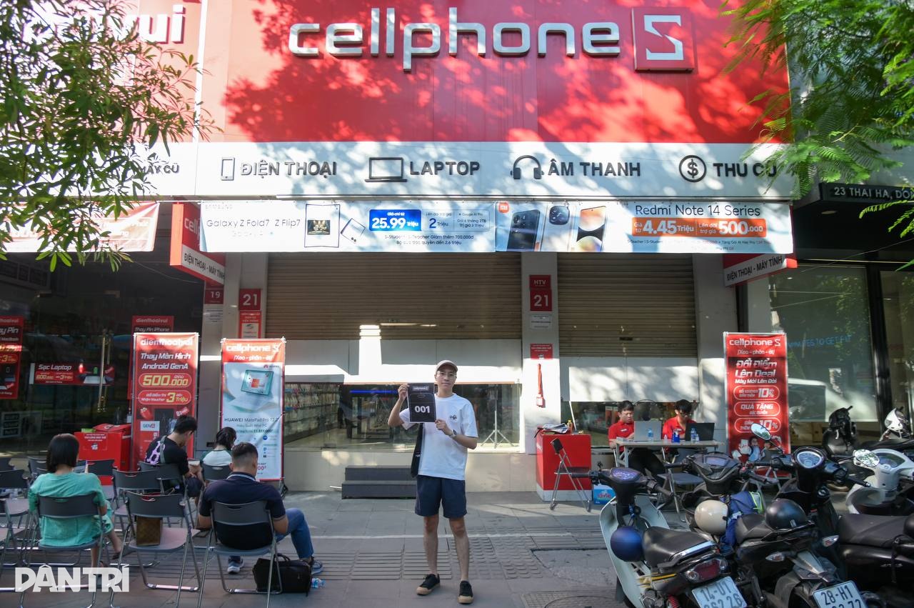 Người dùng mua iPhone 17 Pro Max tặng mẹ trong ngày đầu iPhone 17 lên kệ - 2