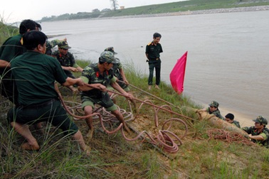 Hà Nội: Hoảng hồn mò được bom dưới sông