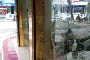 Một thẩm mỹ viện bị ném chất bẩn vào cửa trong đêm