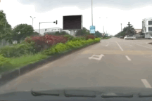 Ô tô và xe máy không kiểm soát tốc độ khi qua ngã tư, suýt lao vào nhau