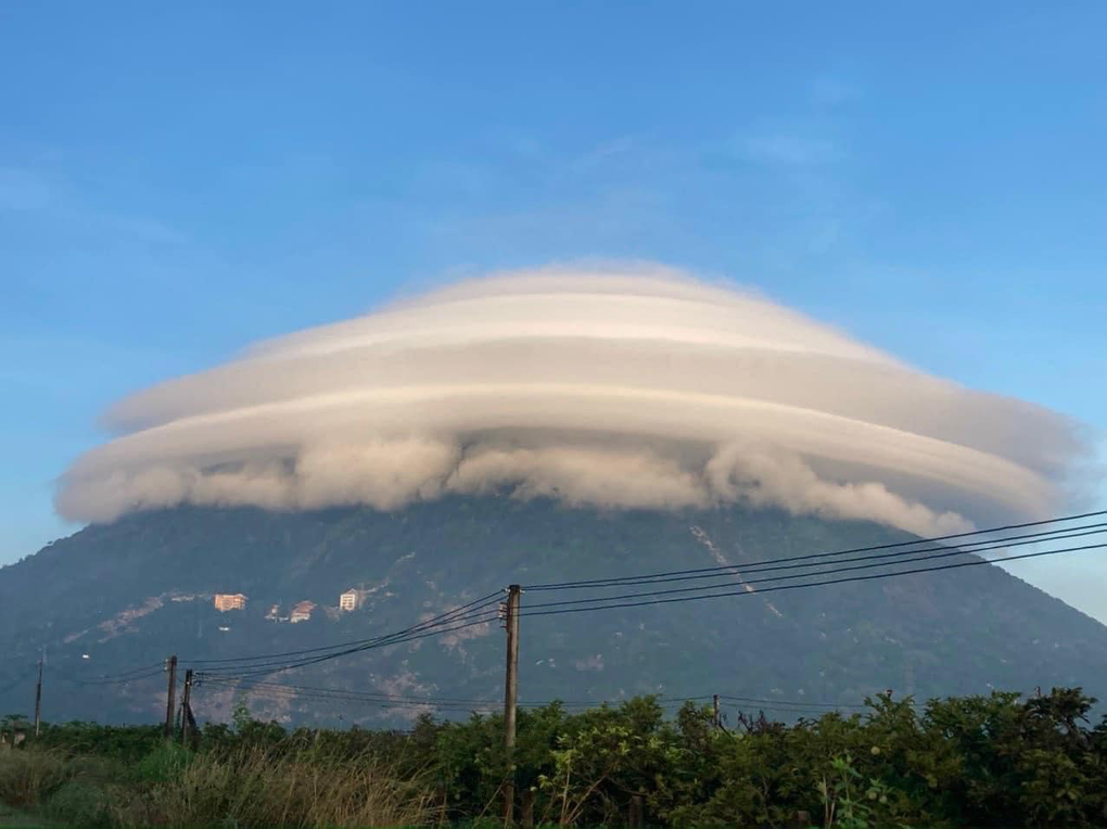 Decoding the phenomenon of clouds on Ba Den Mountain resembling UFOs