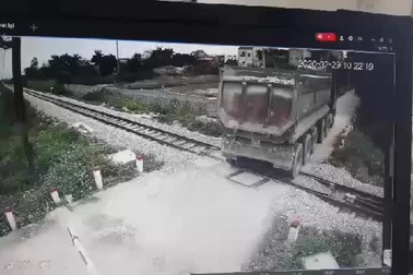 Nhân viên gác chắn đường sắt kịp thời ngăn đoàn tàu cứu tài xế xe tải.