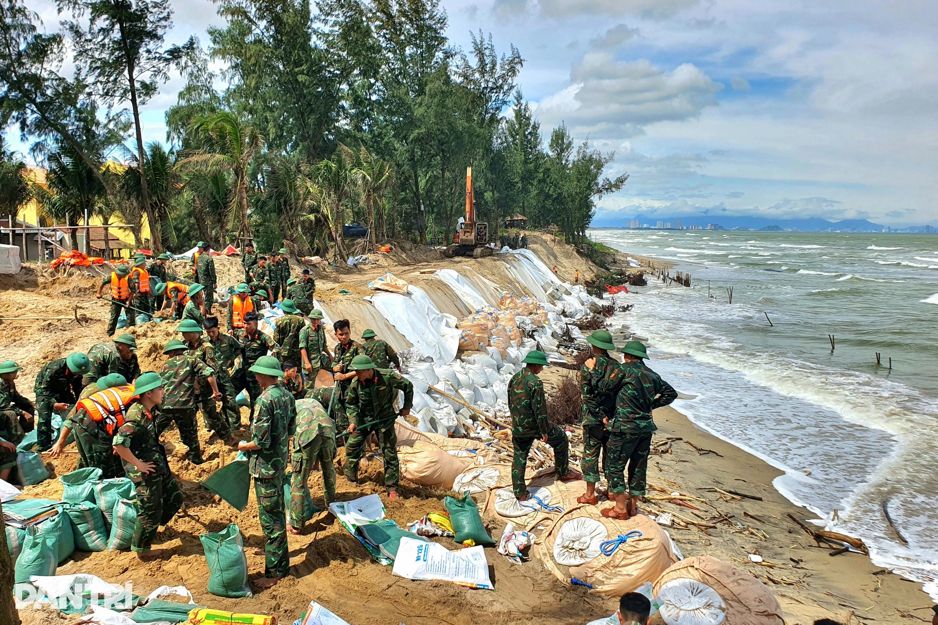 Hàng trăm chiến sĩ bộ đội dồn sức vá bờ biển Hội An - 1 Hàng trăm chiến sĩ bộ đội dồn sức vá bờ biển Hội An - 1