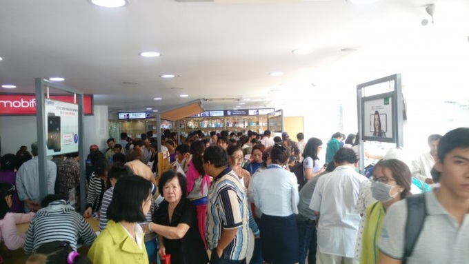 Công ty Dịch vụ MobiFone đông nghẹt khách đến bổ sung theo thông tin. Ảnh Lê An