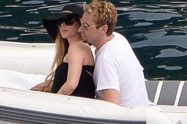 Avril Lavigne hạnh phúc trong tuần trăng mật