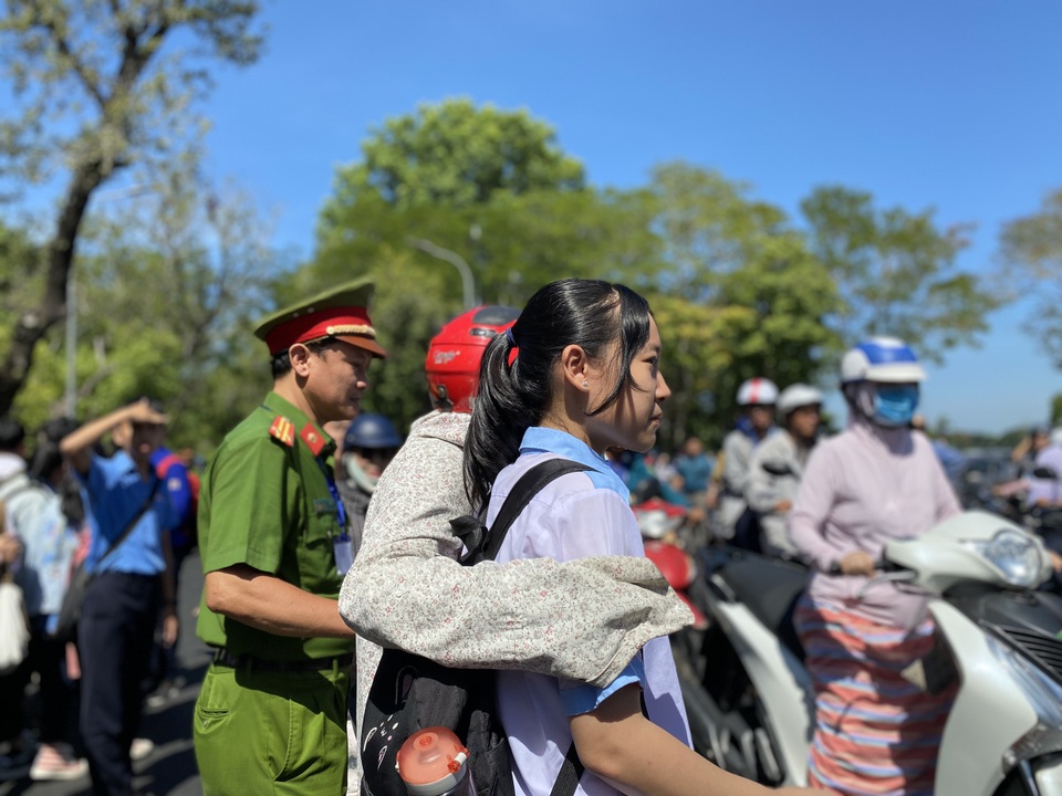 Thi lớp 10 tại Thừa Thiên Huế: Đề Ngoại ngữ ít đánh đố, dễ “ăn” điểm - 3 Thi lớp 10 tại Thừa Thiên Huế: Đề Ngoại ngữ ít đánh đố, dễ “ăn” điểm - 3