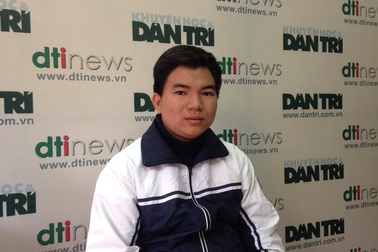 Trao giải thưởng tới thí sinh đoạt giải nhất cuộc thi trực tuyến môn Hóa trên Dân trí