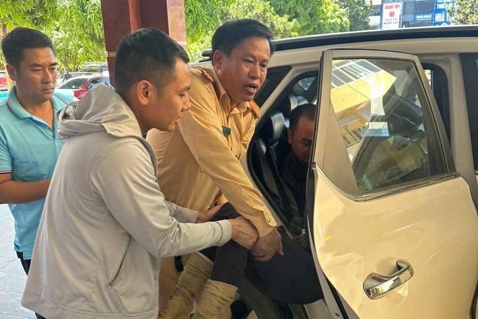 Cảnh sát mở đường dẫn ô tô chở người phụ nữ nguy kịch đi cấp cứu - 2