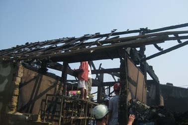 “Bà hỏa” thiêu rụi xưởng sản xuất chăn bông