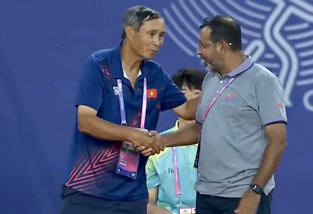 HLV Mai Đức Chung chưa hài lòng dù tuyển nữ Việt Nam thắng Bangladesh 6-1 - 1 HLV Mai Đức Chung chưa hài lòng dù tuyển nữ Việt Nam thắng Bangladesh 6-1 - 1