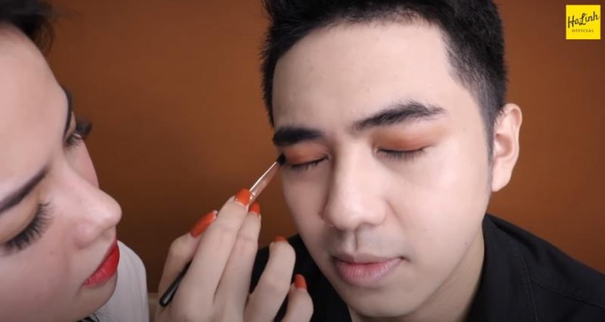 Makeup sương sương biến bạn trai thành bạn... gái - Ảnh 3.