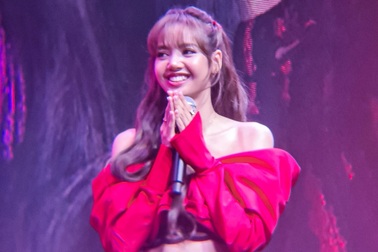 Lisa (BlackPink) diện thiết kế của Công Trí "gây sốt" fan Việt