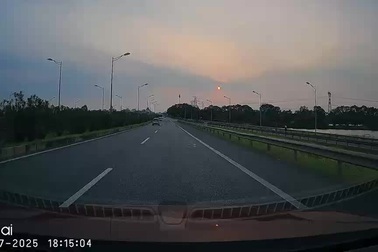 Tài xế ô tô “đứng hình” nhìn người đàn ông đi xe đạp cắt ngang cao tốc