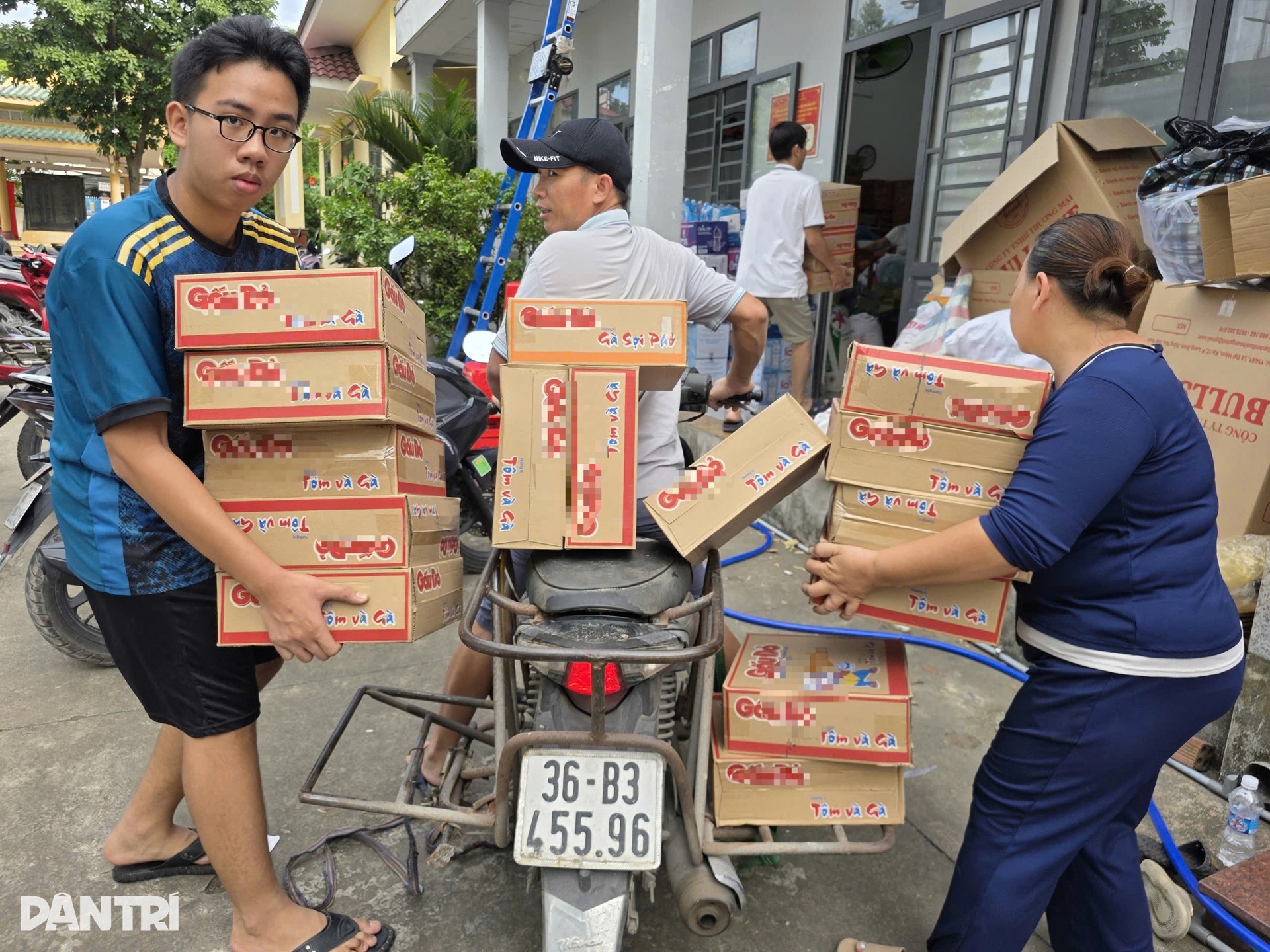 Hàng trăm người dân Đồng Nai trắng đêm gói 3.000 bánh gửi vùng lũ Phú Yên - 9