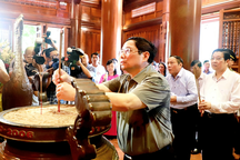 Thủ tướng về làng Sen dâng hương tưởng niệm Chủ tịch Hồ Chí Minh