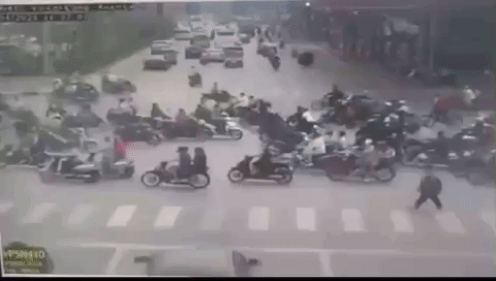 Vụ ô tô tông liên hoàn 17 xe máy: Một cháu bé 3 tuổi tiên lượng nặng - 1 Vụ ô tô tông liên hoàn 17 xe máy: Một cháu bé 3 tuổi tiên lượng nặng - 1