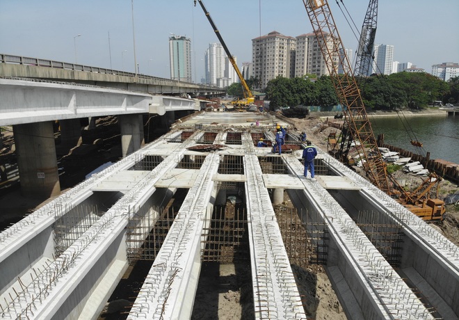 Gấp rút xây dựng hai cây cầu vượt thấp qua hồ Linh Đàm - 6 Gấp rút xây dựng hai cây cầu vượt thấp qua hồ Linh Đàm - 6