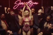 Lily Rose-Depp được bênh sau những chỉ trích vì vai diễn ngập cảnh "nóng"