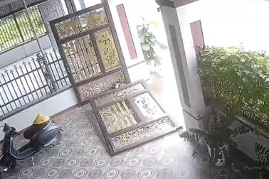 Người phụ nữ gặp nạn vì cánh cổng sắt nặng bất ngờ đổ sập