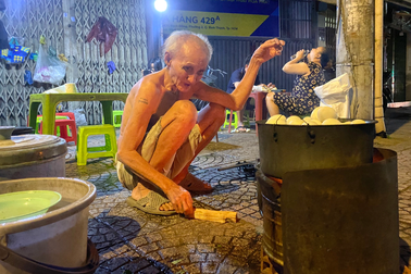 Vợ chồng già vật lộn với quán hột vịt, nuôi con trai tâm thần