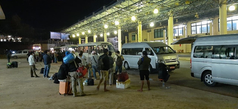 Bộ đội căng mình nơi cửa khẩu đón công dân từ Lào trở về - 4 Bộ đội căng mình nơi cửa khẩu đón công dân từ Lào trở về - 4