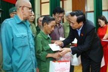 Bộ trưởng Đào Ngọc Dung tặng quà người nghèo, người có công